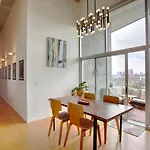 Luxe Two Bedroom Penthouse With Skyline Views, Internet, Gym Holiday home