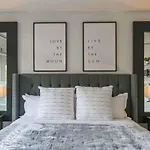 Holiday home Luxe + Modern Johnny Cash Inspired Executive Nashville