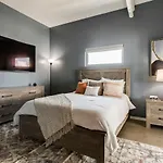 Sleek And Spacious In East! Holiday home