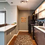 Holiday home Smart, Stylish Music - Concierge, Restaurants, Gym, Rooftop Patio, Parking