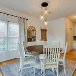 Skyline Views From Shelby With Wifi, Fully Furnished, Pet Friendly & In Unit Laundry Holiday home *