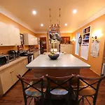 7000Sf 11Bed/3Bth 3 Acres! 5 Minutes Downtown