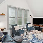 Vacation Near Bridgestone Arena! Apartment