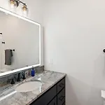 Vacation Near Bridgestone Arena! Apartment Nashville