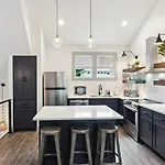 Vacation Near Bridgestone Arena! Apartment *