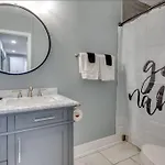 Holiday home Hot Tub Getaway Close To Downtown!