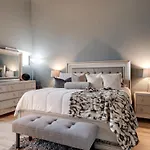 Lux Living In 6th Floor Located In East Minutes To Downtown Holiday home