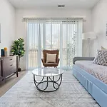 Modern East 3 Miles To Downtown Apartment