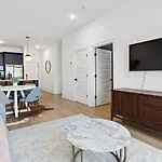 Modern East 3 Miles To Downtown Apartment