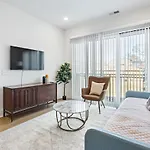 Modern East 3 Miles To Downtown Apartment