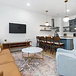 Apartment Chic East With Free Parking 3 Mi To Broadway