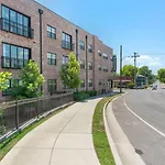 Chic And Cozy Designer 3 Miles To Downtown Apartment *