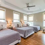 Holiday home Glitz & Guitars I Stylish 3br With Rooftop Hot Tub In East Nashville
