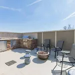 Holiday home Glitz & Guitars I Stylish 3br With Rooftop Hot Tub In East *