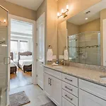 Holiday home Glitz & Guitars I Stylish 3br With Rooftop Hot Tub In East Nashville