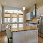 Holiday home The Painted Muse I Stylish 3br With Rooftop Hot Tub In East