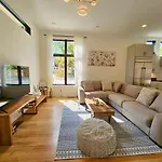 Extra Spacious 4 Bed / 4.5 Bath Music Row Holiday home Nashville