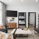 Modern Comfort Only 2 Mile To Downtown Broadway *