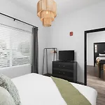 Modern Comfort Only 2 Mile To Downtown Broadway