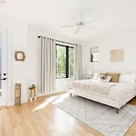 Extra Spacious 4 Bed / 4.5 Bath Music Row Holiday home *