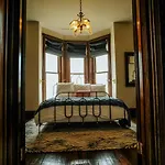 Henrie House I Luxury 4br Downtown Historic Gem With Library & Patio