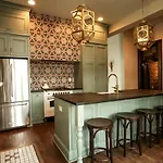 Henrie House I Luxury 4br Downtown Historic Gem With Library & Patio *