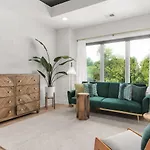 Holiday home Huge Rooftop Patio At Stunning Spacious House