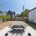 Huge Rooftop Patio At Stunning Spacious House
