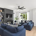 Huge Rooftop Patio At Stunning Spacious House Holiday home
