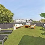 Holiday home Huge Rooftop Patio At Stunning Spacious House