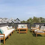 Huge Rooftop Patio At Stunning Spacious House