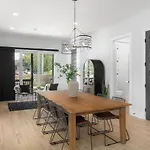 Holiday home Huge Rooftop Patio At Stunning Spacious House