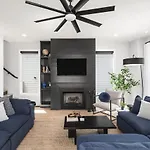 Holiday home Huge Rooftop Patio At Stunning Spacious House