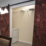 Elegant 3 Bedroom Apt With Free Parking And Balcony *