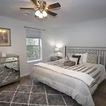 Elegant 3 Bedroom Apt With Free Parking And Balcony