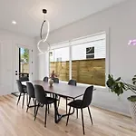 Urban Oasis: Modern Luxury Near Downtown