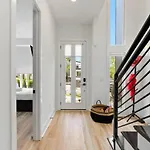 Holiday home Urban Oasis: Modern Luxury Near Downtown