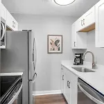 Walk To Downtown Broadway With Pool, Free Parking, And Gym *