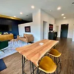 Chic Modern Pool, Patio, Parking Holiday home *