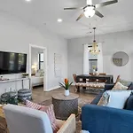 Refreshing 2 Bedroom, 3 Bed Nashville Condo W Free Parking Near Restaurants