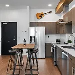 Upscale Cozy With Pool, Patio, Parking Holiday home
