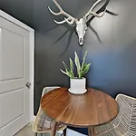Holiday home One-of-a-kind! Roll Up Garage Door-pool, Speakeasy