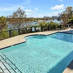 Walk To Downtown Broadway With Pool, Free Parking, And Gym Nashville