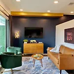 Chic Modern Pool, Patio, Parking Holiday home