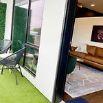 Chic Modern Pool, Patio, Parking Holiday home