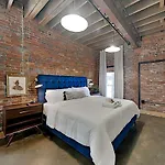 Holiday home One-of-a-kind! Roll Up Garage Door-pool, Speakeasy