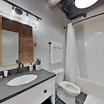 One-of-a-kind! Roll Up Garage Door-pool, Speakeasy Holiday home Nashville