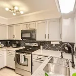 With Pool And Free Parking Walk Downtown & Germantown Apartment *