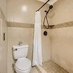 With Pool And Free Parking Walk Downtown & Germantown *