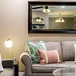 Downtown Condo, Walk To Broadway With Free Parking Apartment *